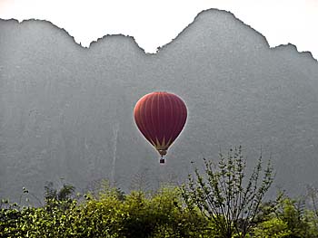 Ballooning over Vang Vieng by Asienreisender